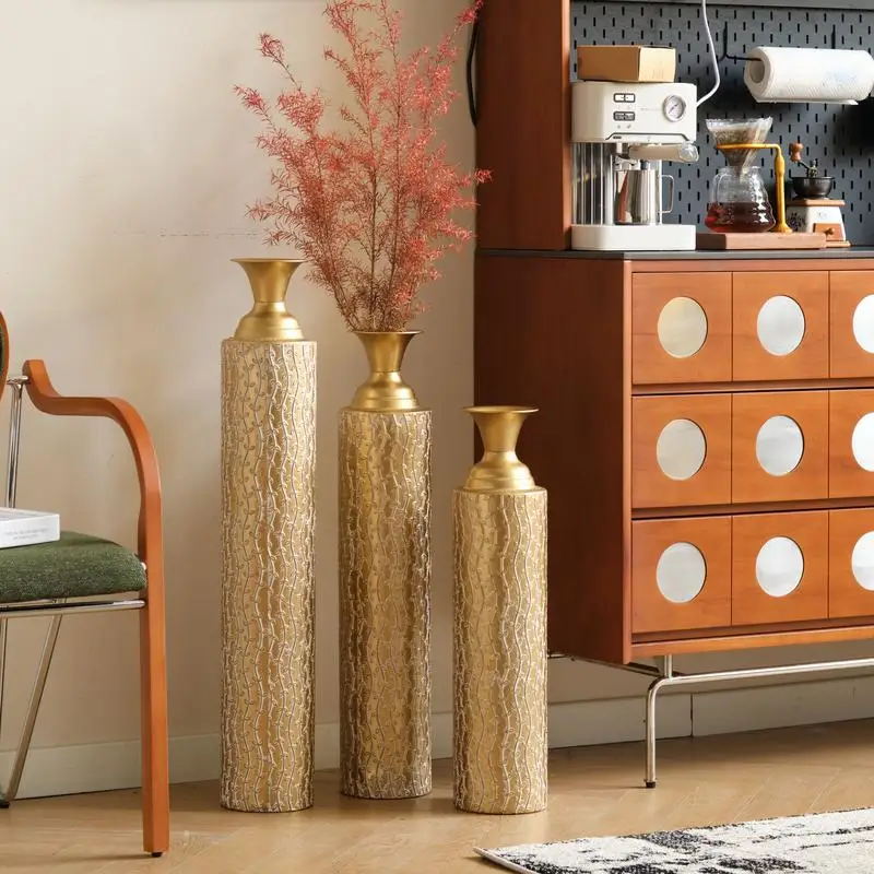 مجموعة من 3 مزهريات زخرفية معدنية مع لمسة نهائية ذهبية متعثرة وأنماط كرمة، ارتفاعات 34 بوصة، 29 بوصة، 25 بوصة لتزيين المنزل #1