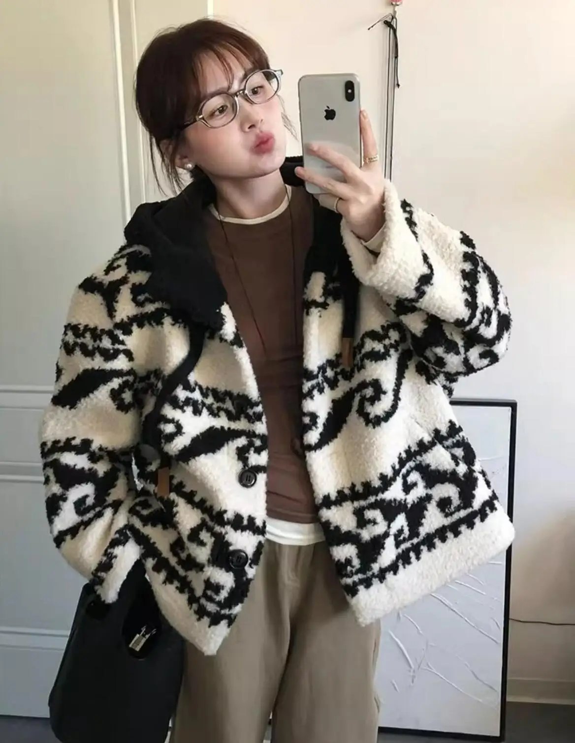 معطف شتوي 2022 باللون الأسود والأبيض على شكل طوطم مع قلنسوة من فرو الضأن الصناعي وأكمام طويلة للنساء أزرار مفتوحة ملابس خارجية أشعث فضفاضة