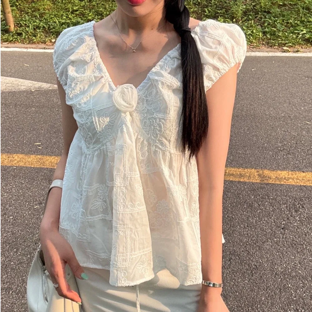 

2026 Summer New Chic Black White V-Neck Embroidered Sleeveless Top Korean Style Loose Fit Versatile Women's Lace Shirt