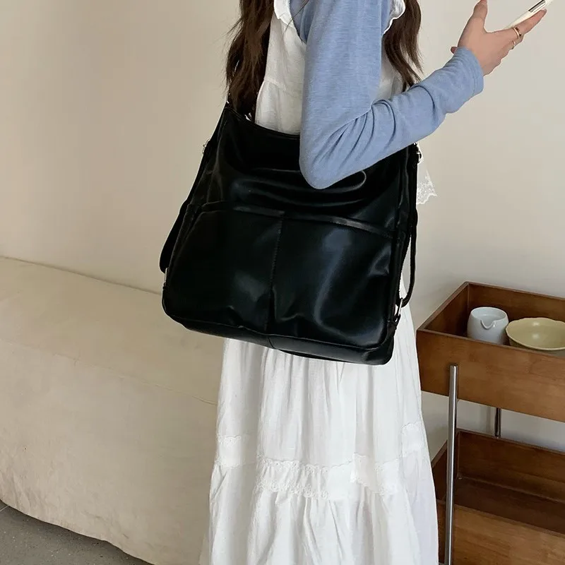 กระเป๋าเป้สะพายหลังสีเรียบสไตล์เรโทรสำหรับผู้หญิง หนังนิ่ม ความจุเยอะ ดีไซน์เรียบง่าย กระเป๋าสะพายไหล่ผู้หญิงอเนกประสงค์ ใช้ได้หลากหลายโอกาส
