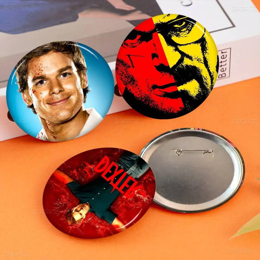 Insignia de Broche de Lata Hecha a Mano con la Figura del Personaje de Dexter Morgan (58mm), Ideal para Mochilas, Ropa y como Adorno de Pecho, Regalo