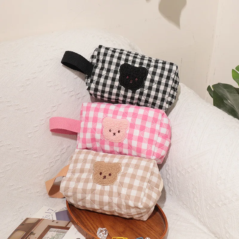 حقيبة مكياج على شكل دب كرتوني لطيف للنساء محمولة ذات سعة كبيرة لتنظيم مستحضرات التجميل