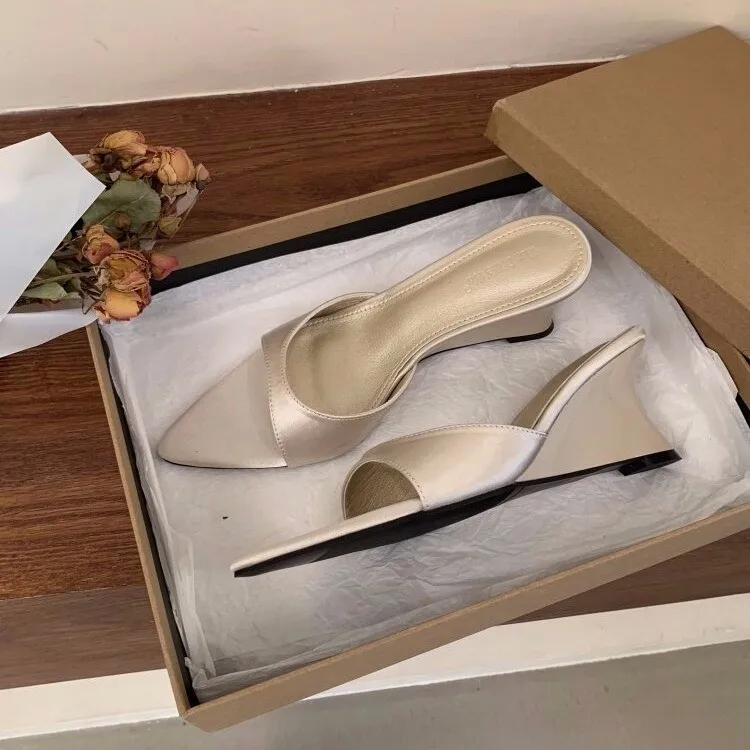 2026 Neue, speziell geformte High-End-Keilabsatz-Sandalen und Pantoletten mit eckiger Zehenpartie für Damen – Sommerkollektion