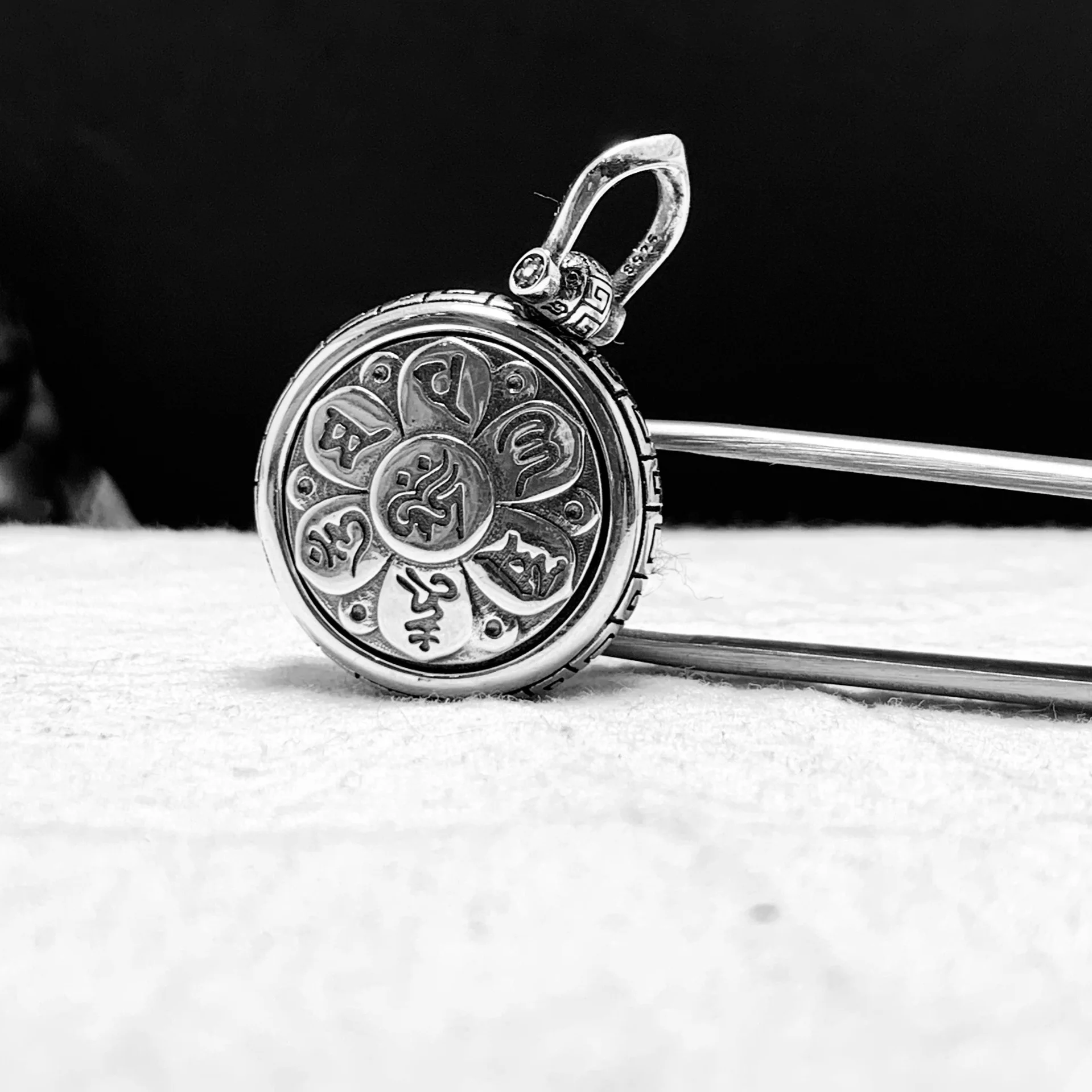 

Серебряная вращающаяся подвеска с шестью символами S925