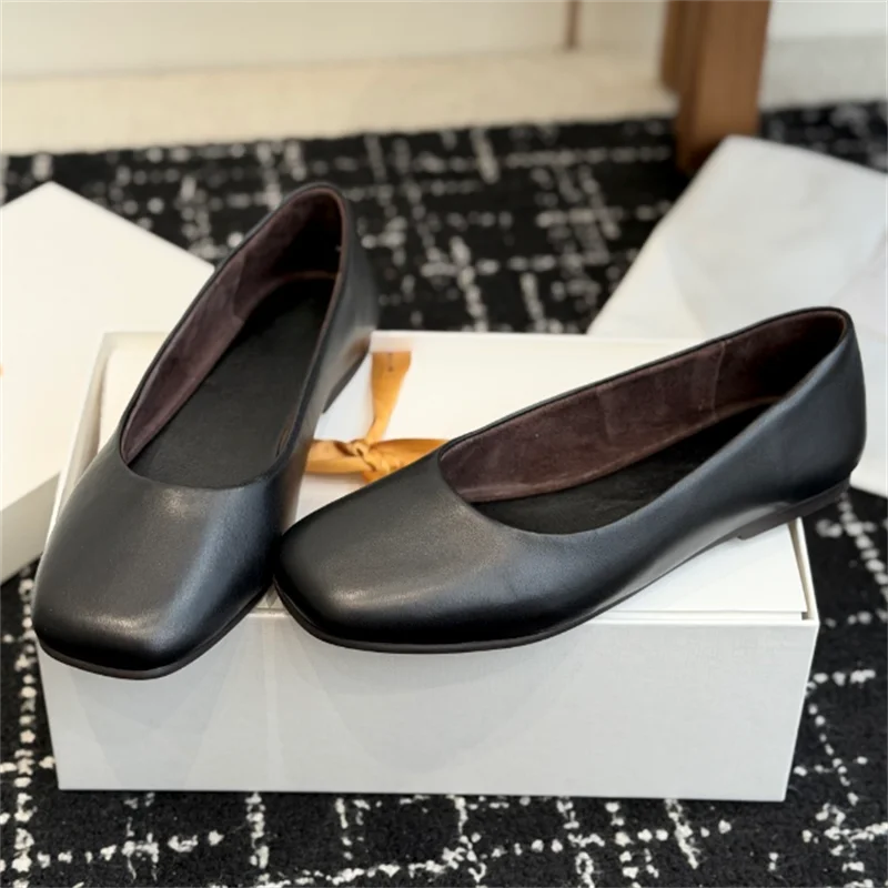 New ballet flats in soft calfskin with leather lining. Rubber sole, square toe shoe shape, stylish and simple lines, comfortable