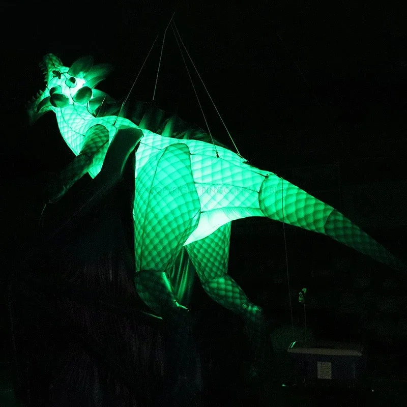 Aangepaste gigantische blauwe opblaasbare vliegende draak met vleugels hangend opblaasbaar dier voor Halloween-decoratie