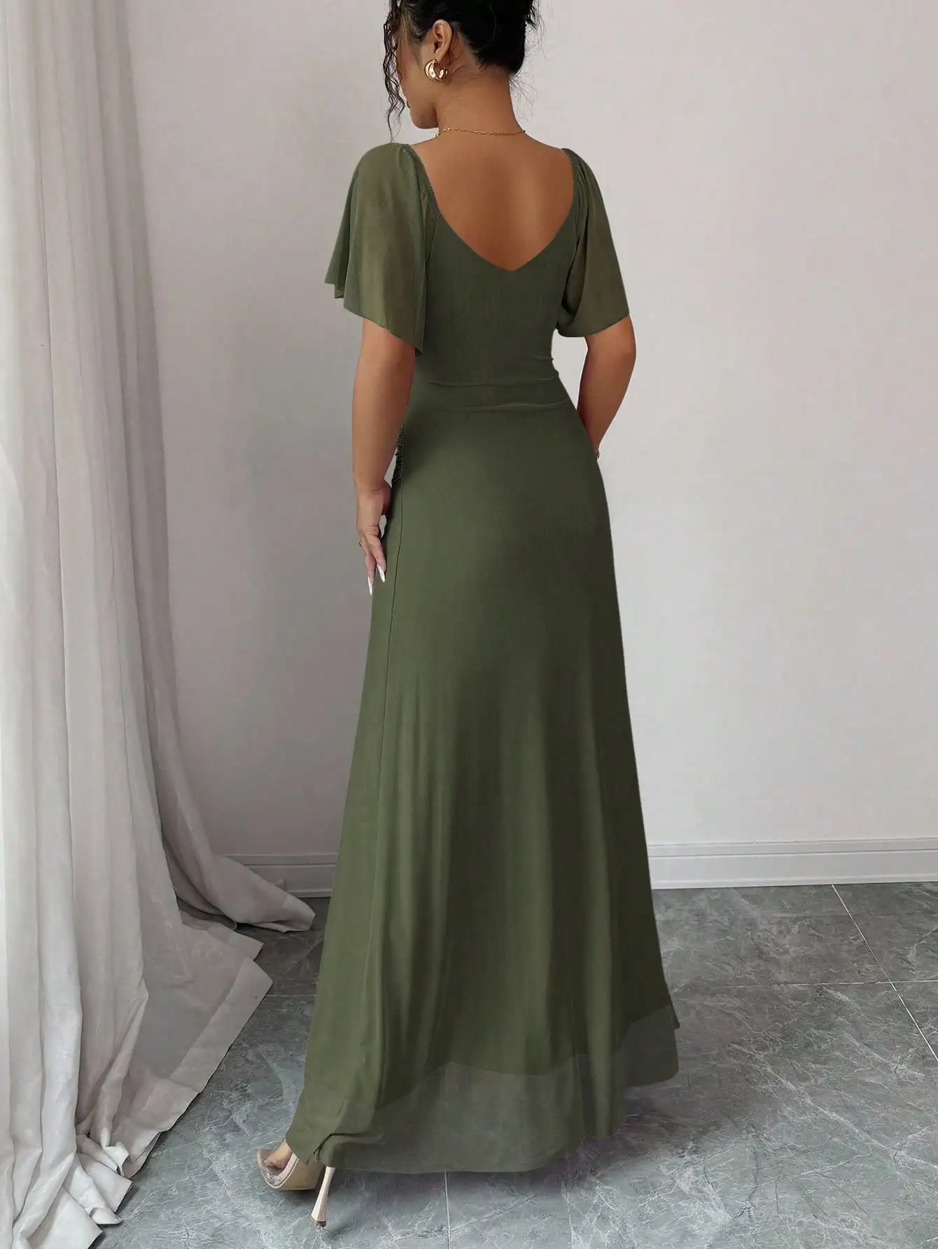 

Оливково-зеленое платье в пол с V-образным вырезом, рюшами на рукавах, плиссированной талией и разрезом для женщин