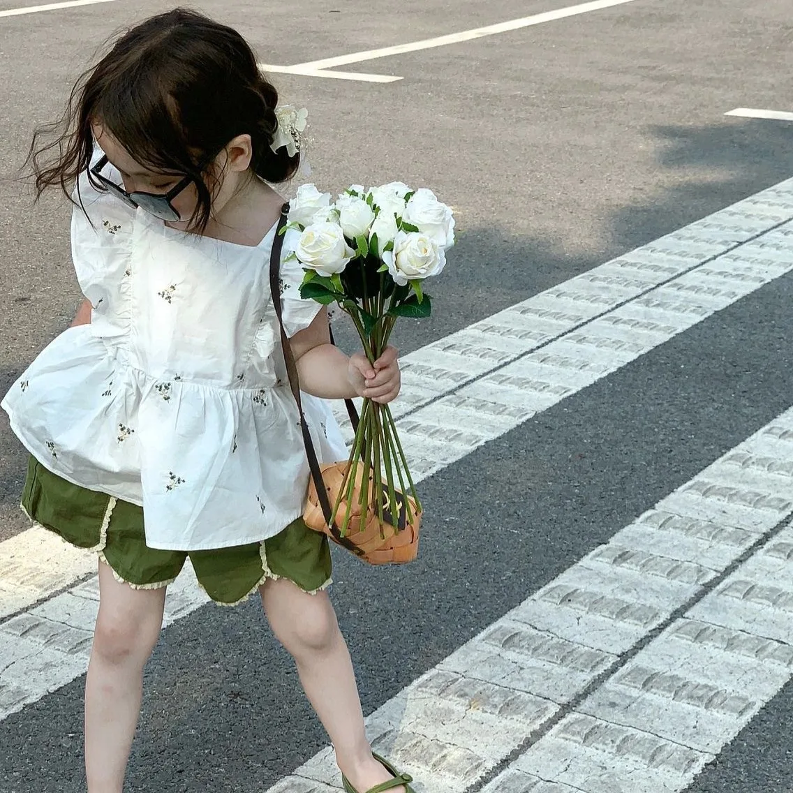 

Children's Clothing 2025 Summer Korean Version of Girls' Sweet Embroidered Flower Flying Sleeve Vest Lace Shorts Two-piece Set