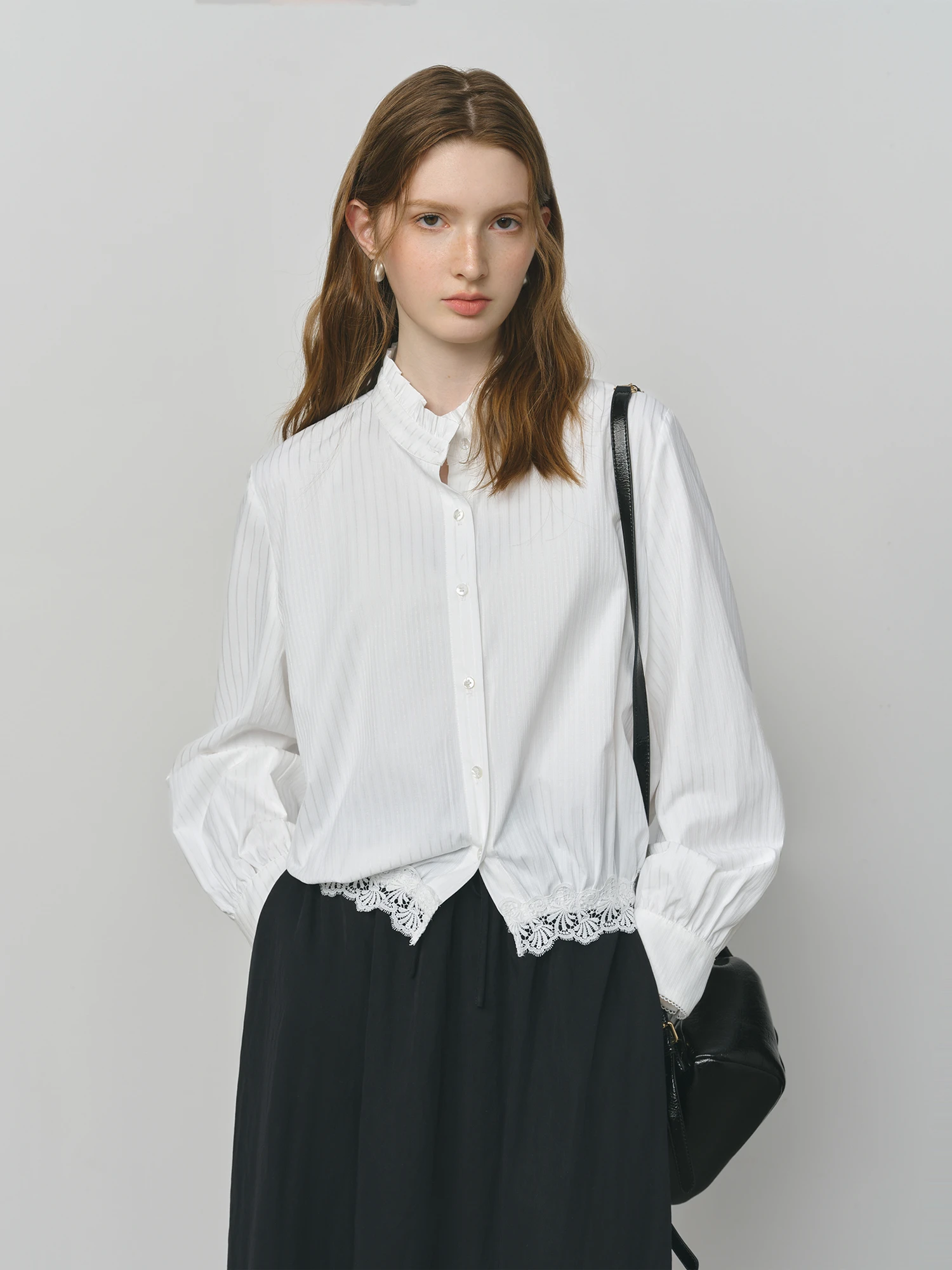 FSLE الأبيض الحلو الدانتيل خياطة قميص المرأة الخريف 2025 جديد طويل الأكمام الوقوف طوق قميص أبيض 25FS13180