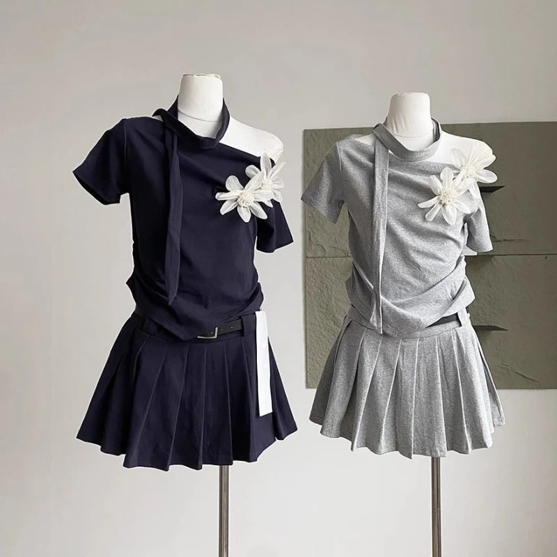 

Корейский модный комплект: футболка с объемными цветами и косым вырезом на плече, короткий рукав + облегающая универсальная юбка А-силуэта