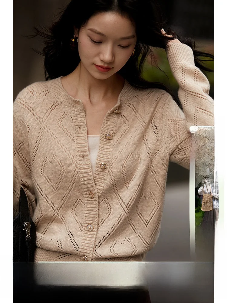 

Xiao Han Baby Soft Woolen Knitted Cardigan Heart Pattern Camere Sve Long Spring 2026 Women's Faion Commute Sle