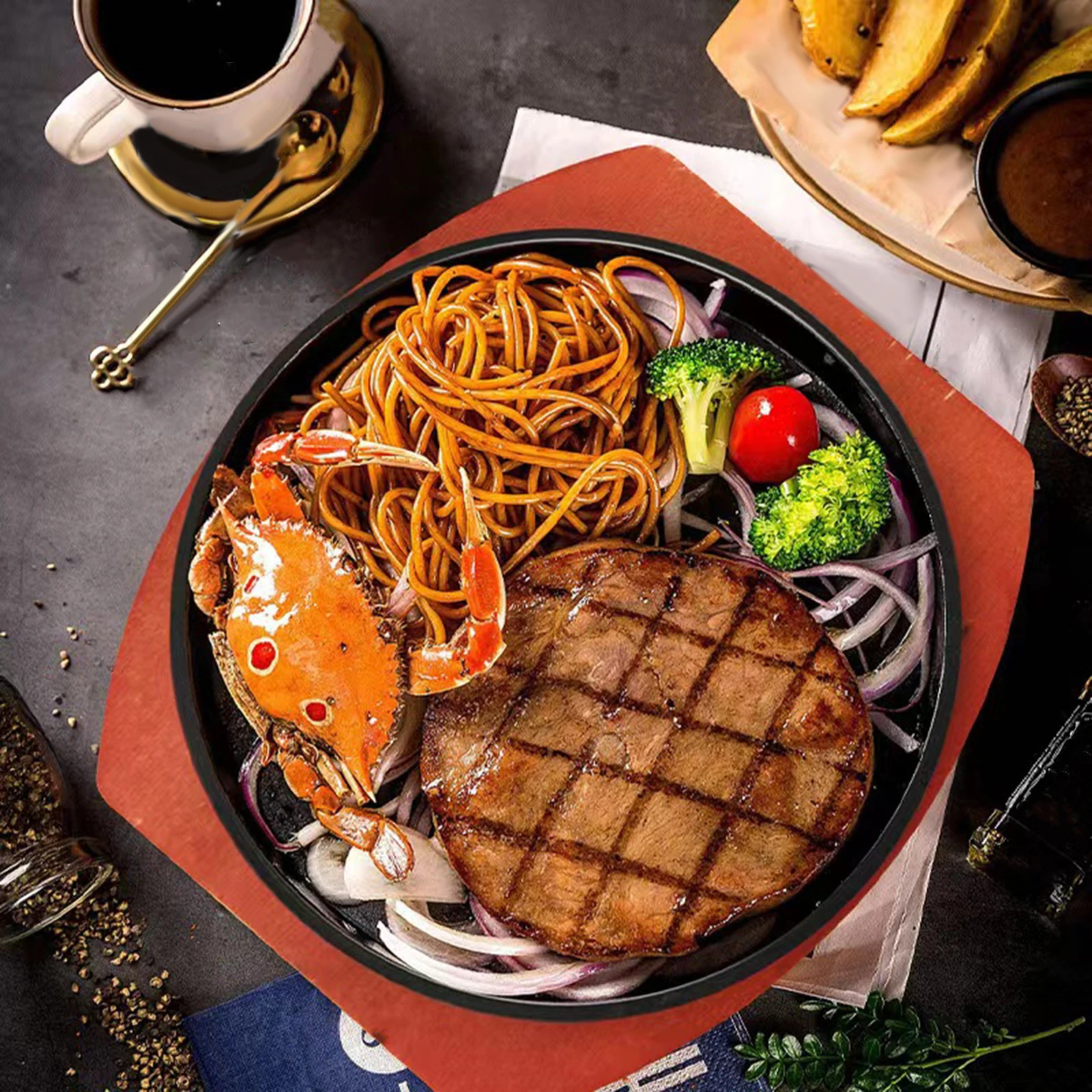 Cast Plate with Wooden Base Personal Size Round Sizzling Grilling Pan for Restaurant Serving Kitchen Household