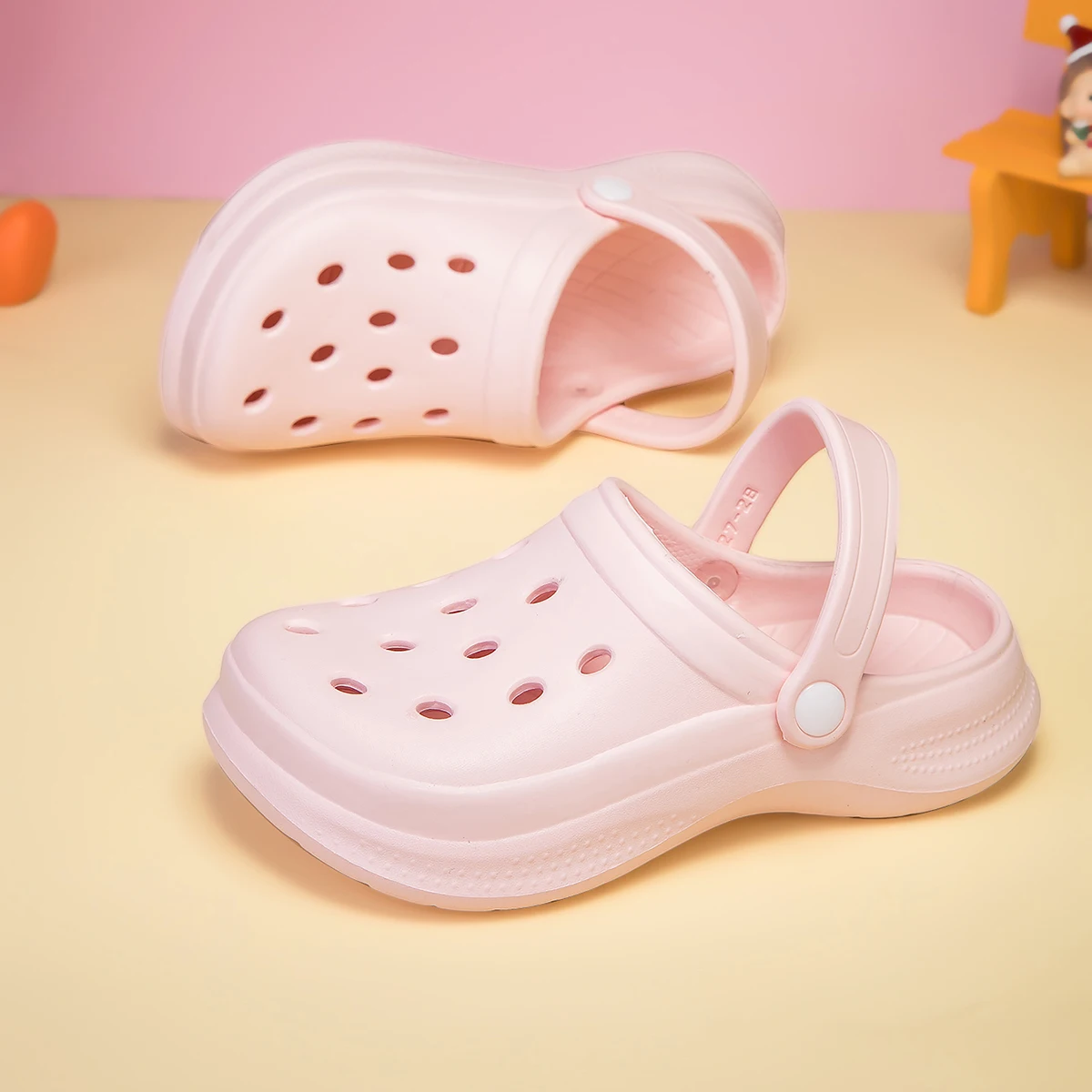 A pair of children's lightweight one-piece EVA open toe slides detachable heel band shock absorbing daily walking shoes LH-K03-1