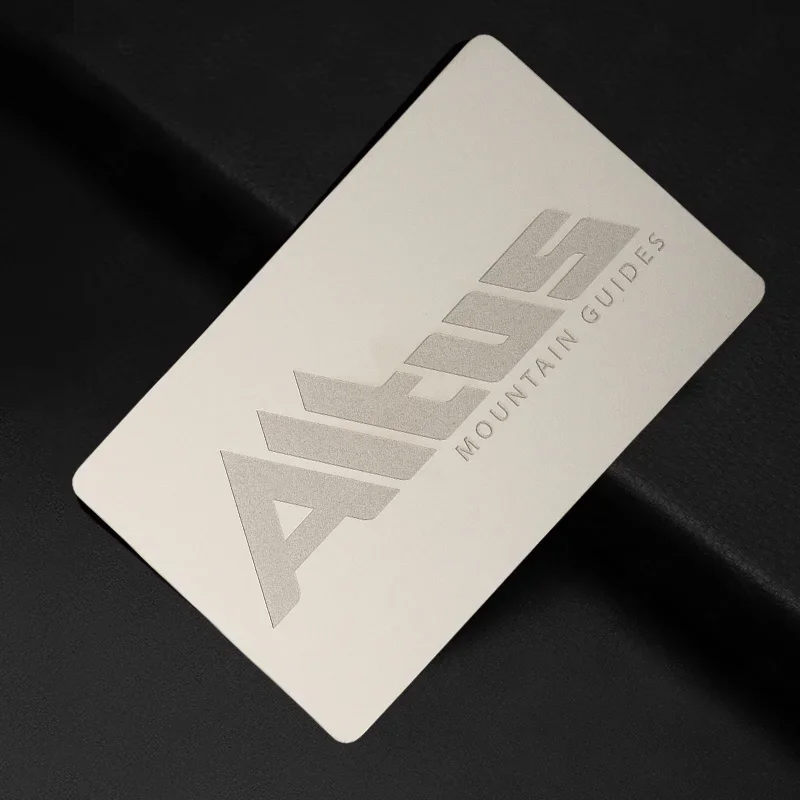 

Белая металлическая карта с тисненым логотипом ALPUS GUNTAIN GUIDES Металлическая карта на открытом воздухе