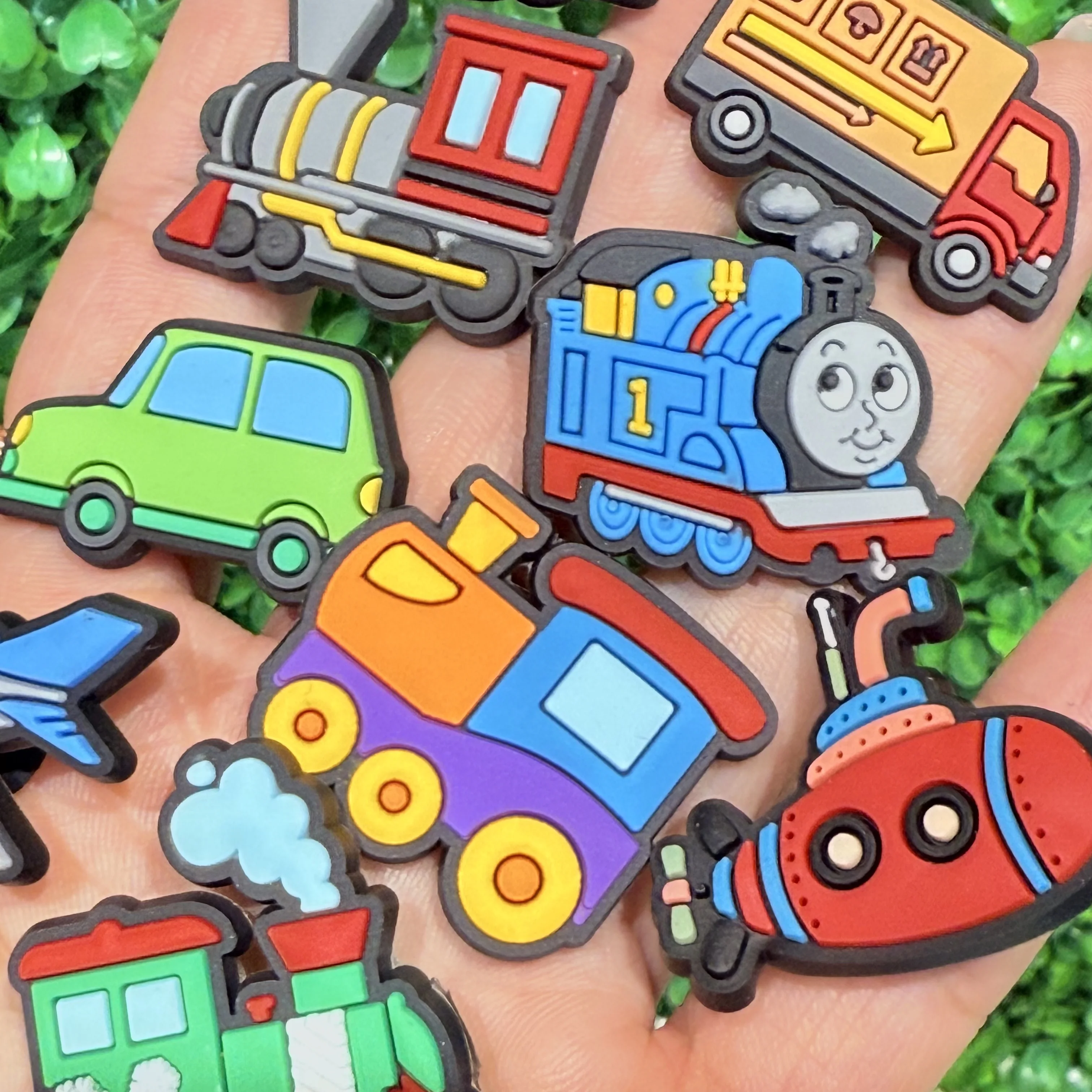 1-21 Stück Cartoon-Fahrzeug-Flugzeug-U-Boot-Auto-LKW-Taxi PVC-Schuh-Charms, Schnallen, Clog-Gartenschuh-Knöpfe, Dekorationen – Detail 2