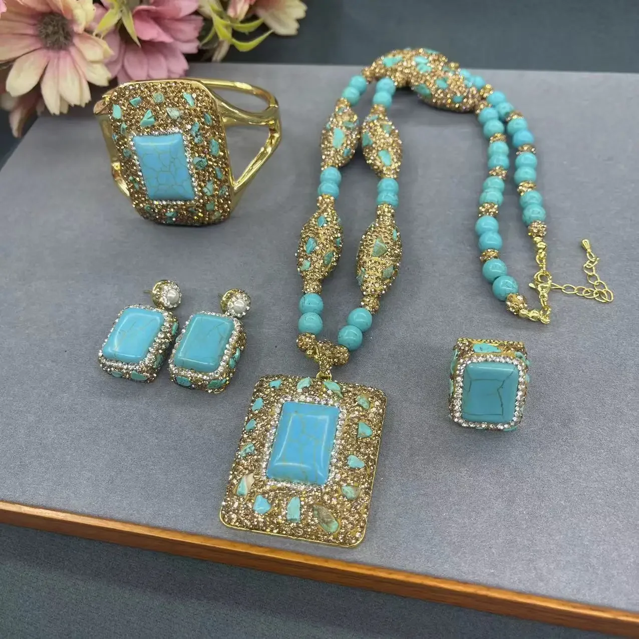 New turquoise fashionable handmade design inlaid turquoise Internet celebrities with the same color-preserving jewelry set