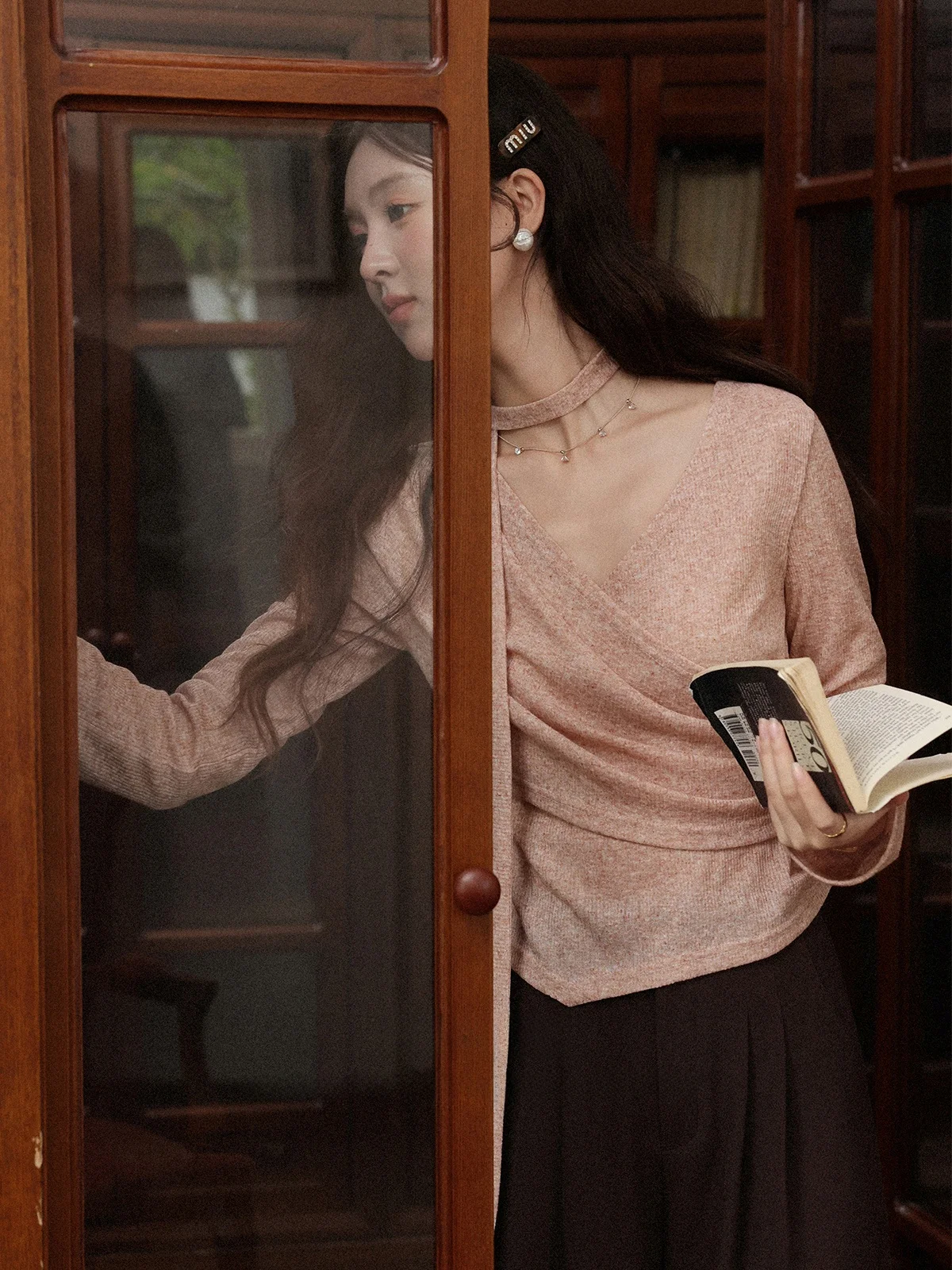 

Комплект женский: вязаный свитер South Deer Moonlight с асимметричным краем и брюки свободного кроя кофейного цвета для осеннего образа.