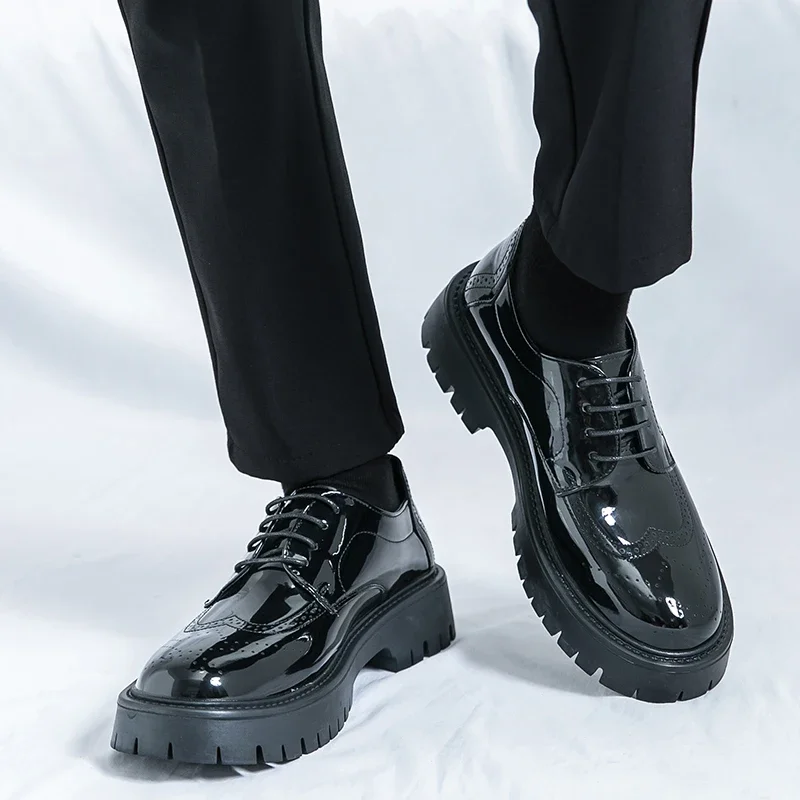 أحذية جلدية للرجال بنعال سميكة تزيد من النمط البريطاني بروك فستان الأعمال أسود كبار الشعور أحذية الزفاف العريس 46 ياردة