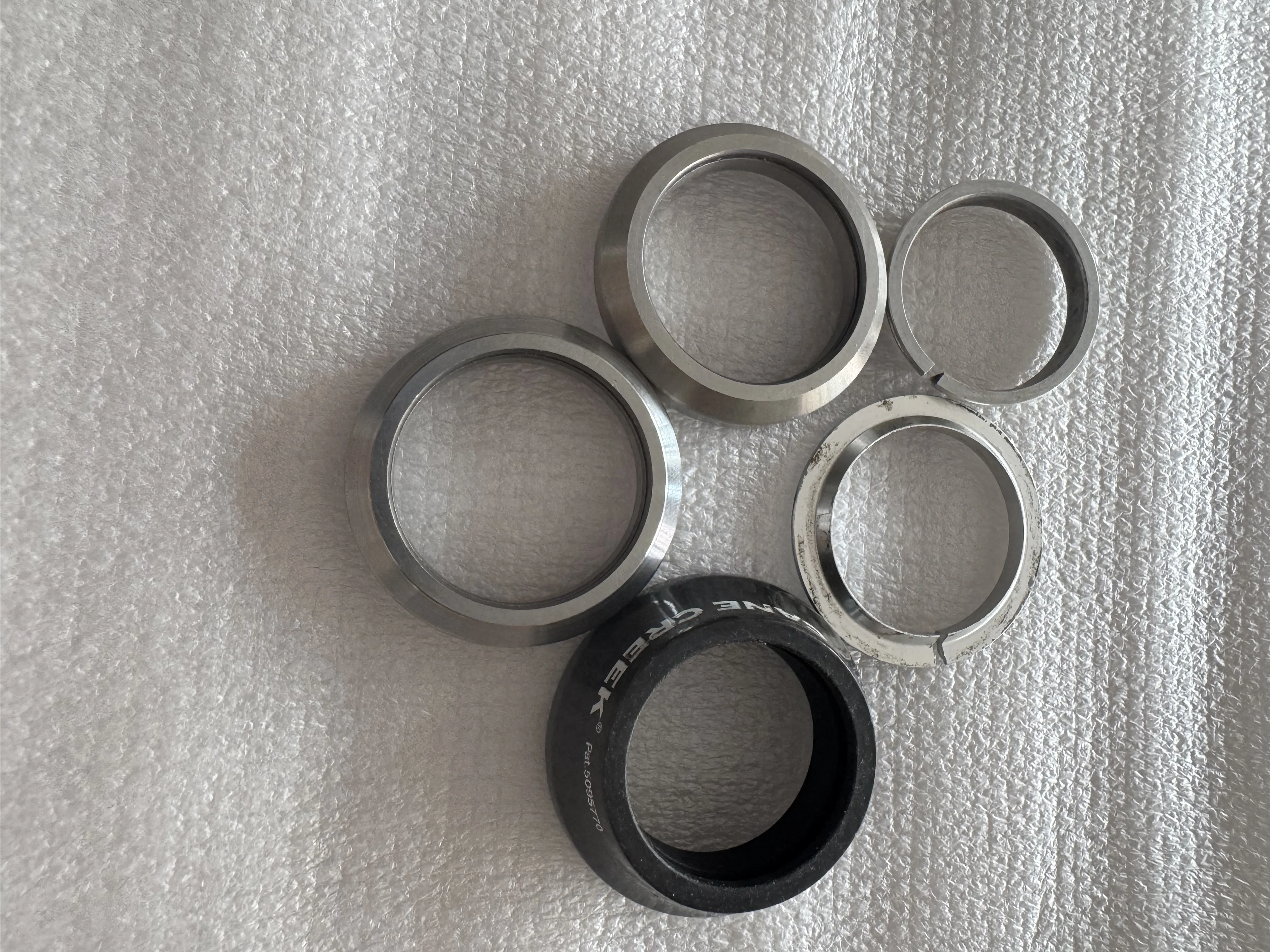 

1 пара деталей гарнитуры от 41,8 до 41,8 мм для трек-рамы FM-R018, не продаются отдельно