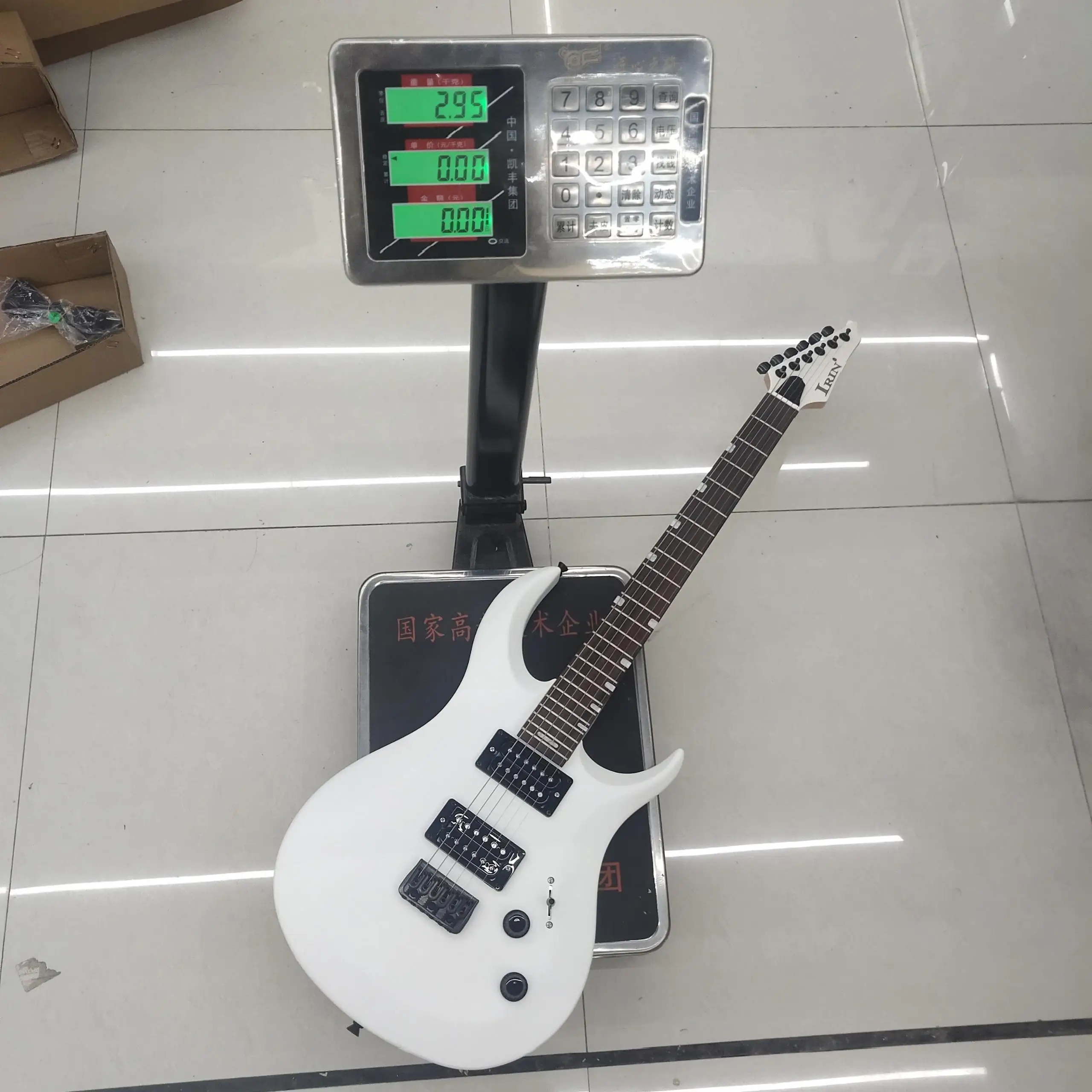 IRIN R-370 6 Strings 24 Frets Electric Guitar Oguman Body Maple Neck Electric Guitarra with Case Wrench Connection Cable