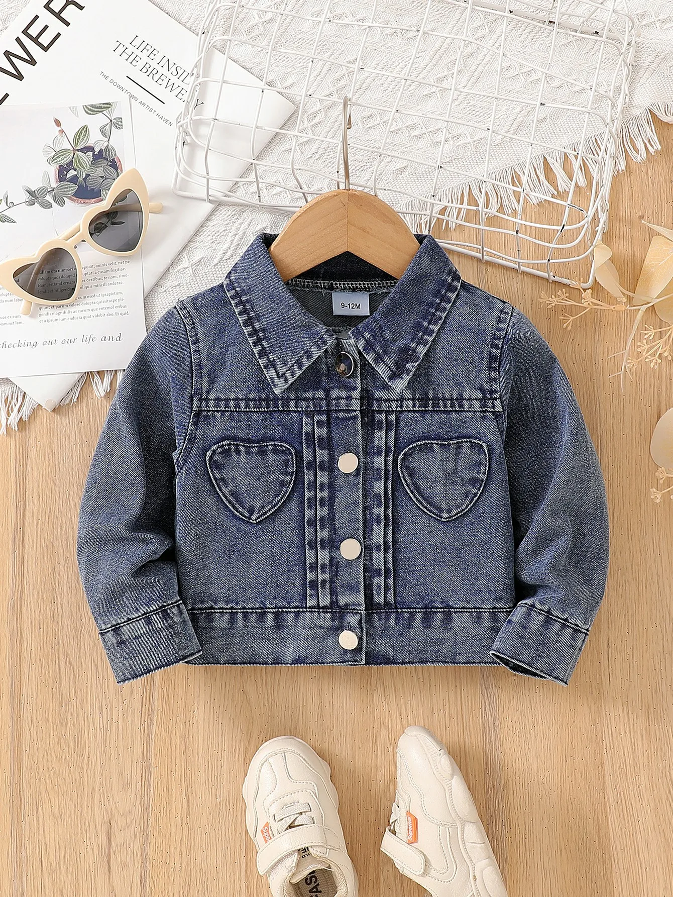 

Baby girl's spring and autumn trendy denim jacket with a collar design and a heart-shaped pocket for streetwear