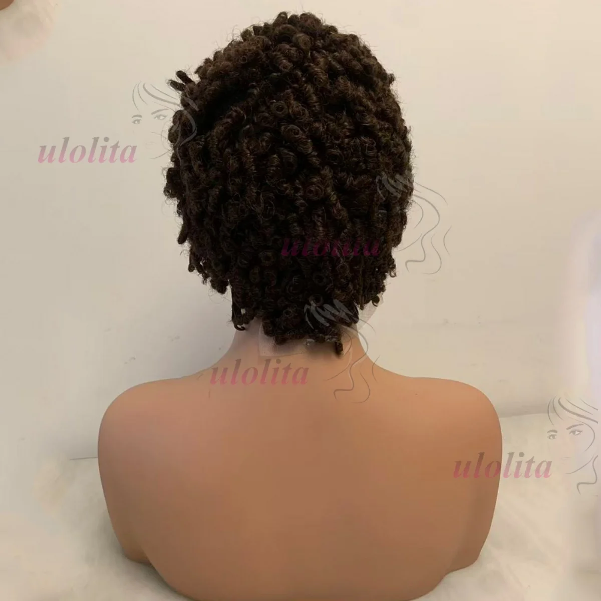 Premium 13x4 Lace Front Kurze Caterpillar Lockige Echthaarperücke in Naturfarbe aus brasilianischem Remy-Haar, geeignet für den täglichen Gebrauch von Frauen. – Detail 21