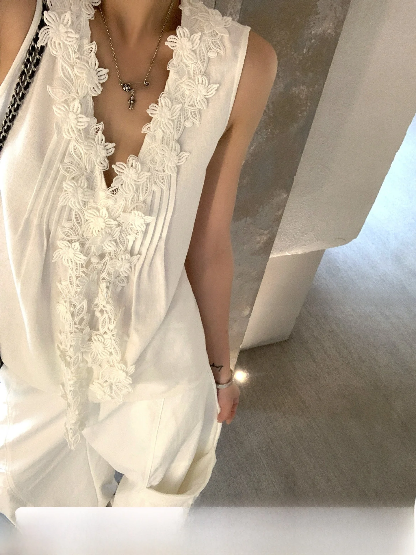 

GV Big Brother Lace Heavy Work 3D Flower Cotton Linen Pleated V-neck Vest Top Spring Summer New Design Sensation Women's Wear