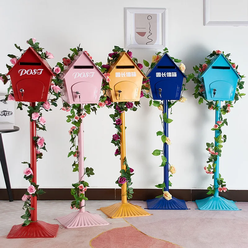 

Шпицы класса, сердце слова, украшения для почтового ящика, окна почтового ящика, красивая композиция сцены, ретро-рождественское украшение, посадка