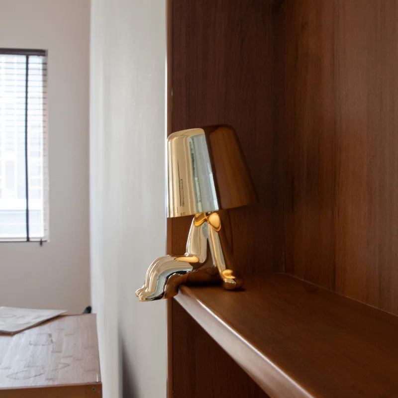 Pensatore piccola statua d'oro lampada da tavolo camera da letto ricarica piccola lampada da notte italia Ins decorazione lampada da tavolo