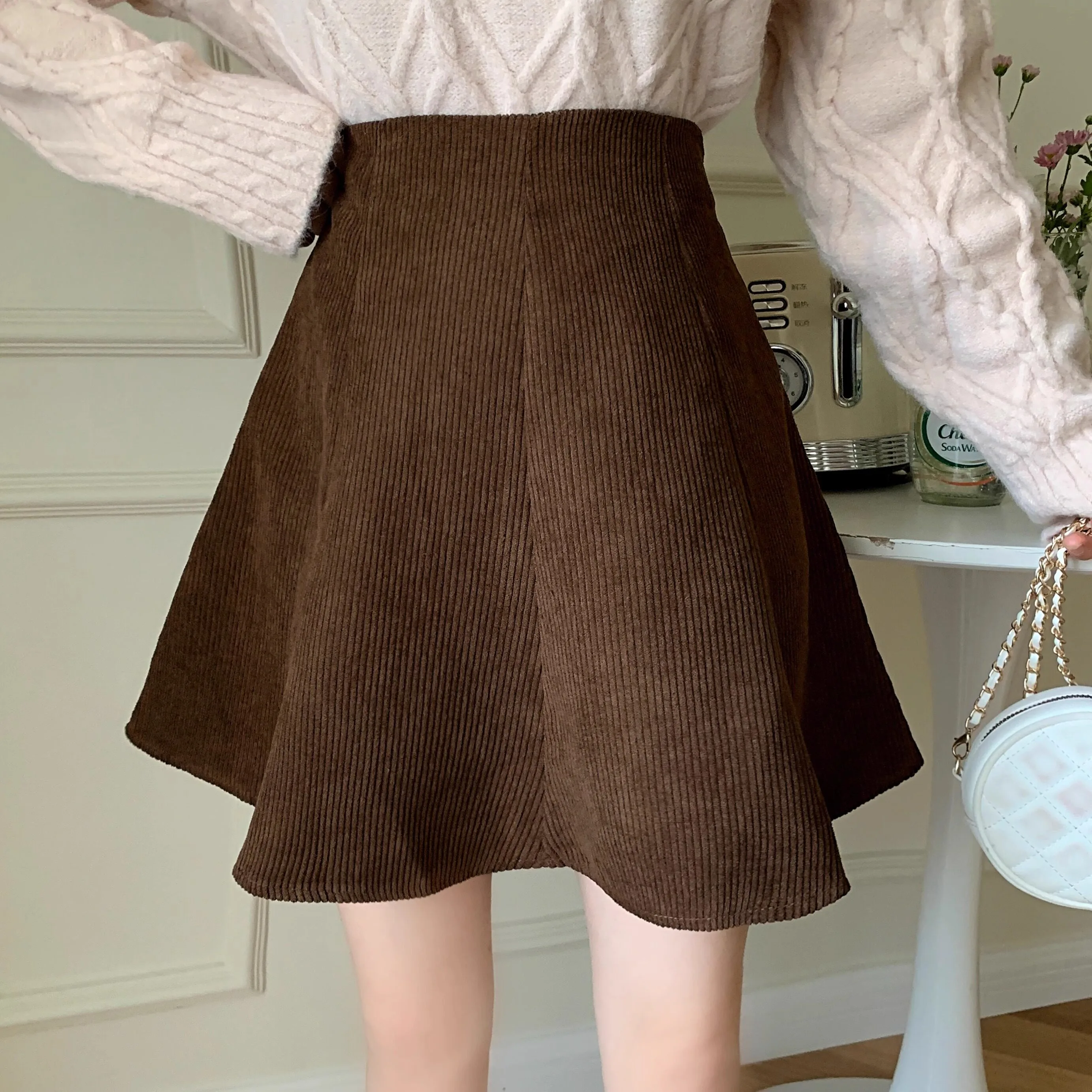 Übergröße Cord-Minirock mit Hoher Taille, A-Linie, Ausgestellt für Damen, Herbst Winter, Weiß Kaffeefarben, Schmal Geschnitten, Hüftumschmeichelnder Skater-Rock – Detail 13