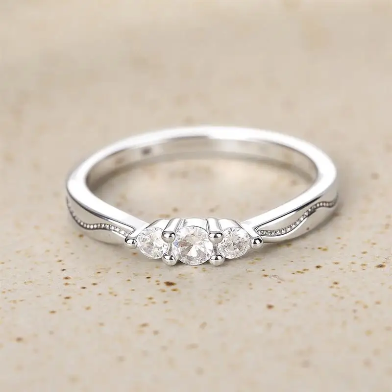 Huitan Damen-Ring im schlichten Stil, dünner Ring, silberfarben, minimalistisch, für Party und Alltag, zurückhaltende Accessoires, eingelegter glänzender Zirkonia-Schmuck