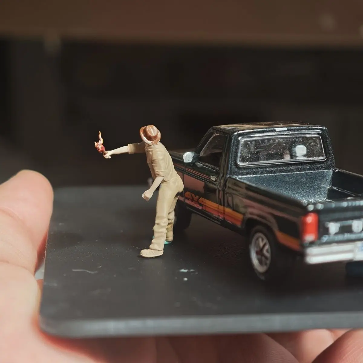 تمثال ثابت 1/64 يمكنك صنعه بنفسك من الراتنج المرسوم يدويًا في الهواء الطلق لمستكشف الغابات نموذج مشهد السيارة