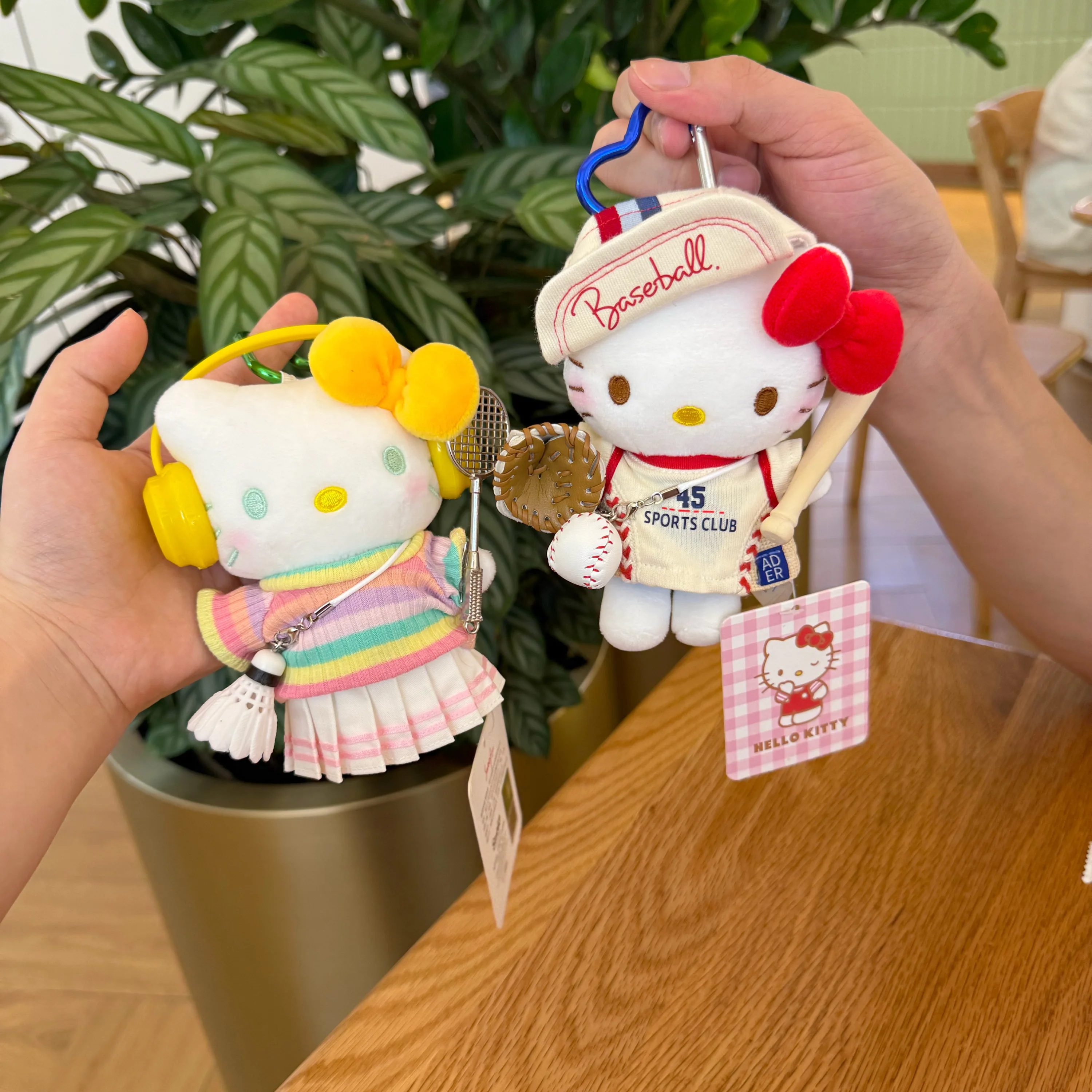 Kitty Sweet Cool Motorcycle Driver Tennisspeler Leuke Hello Kitty Rugzak Mobiele hanger Sleutelhanger Pop Knuffels Verjaardagscadeau