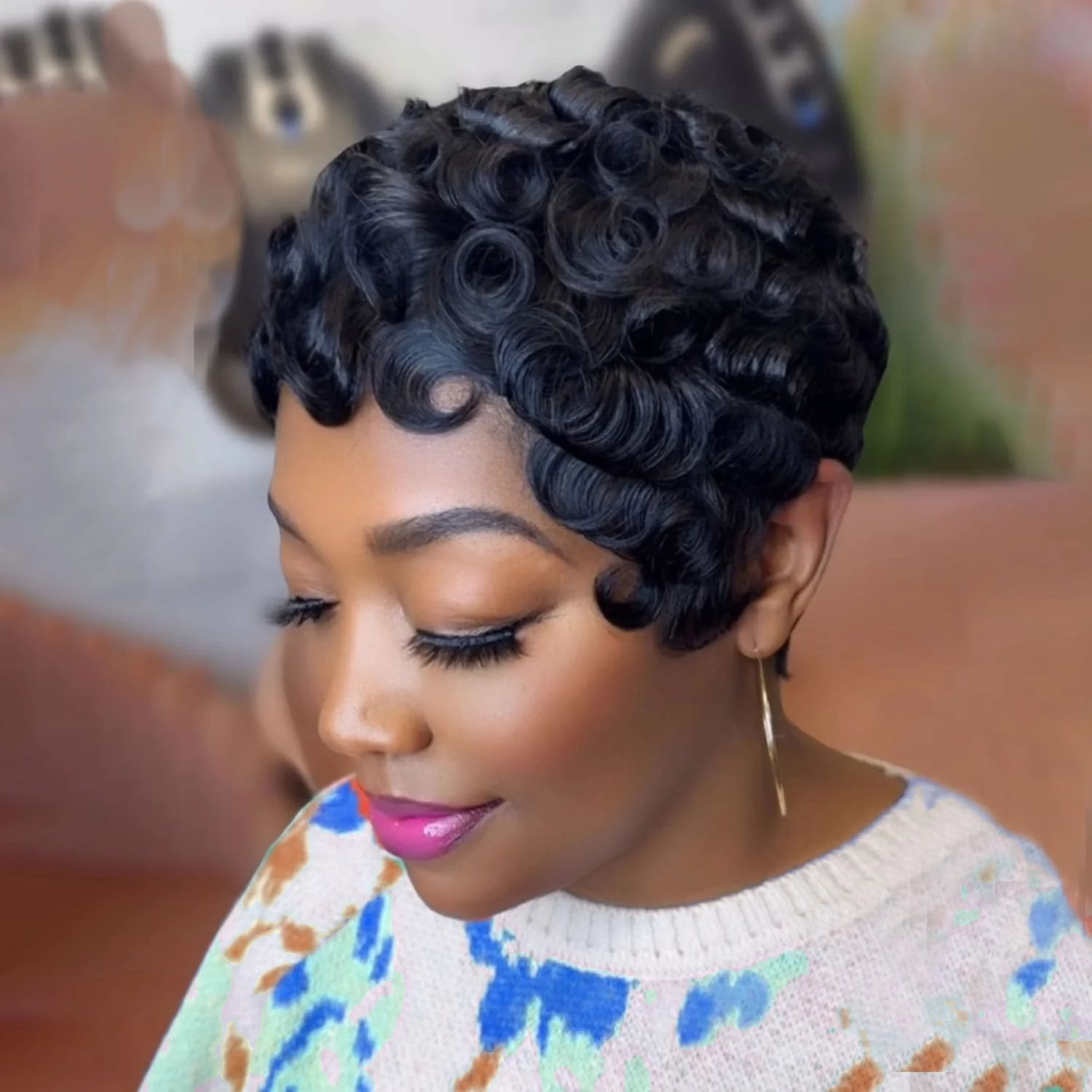 

Короткий многослойный парик из натуральных волос с челкой, полностью машинной работы, кудрявый