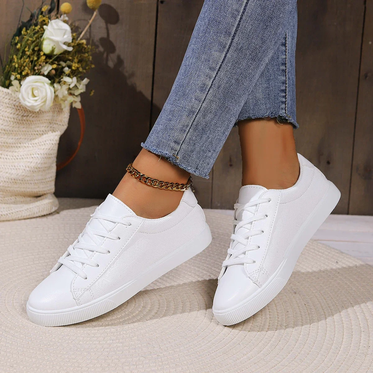 Zapatos deportivos blancos versátiles para mujer con correa cruzada suela suave antideslizante punta redonda Otoño Invierno al aire libre PU zapatos casuales de tacón bajo