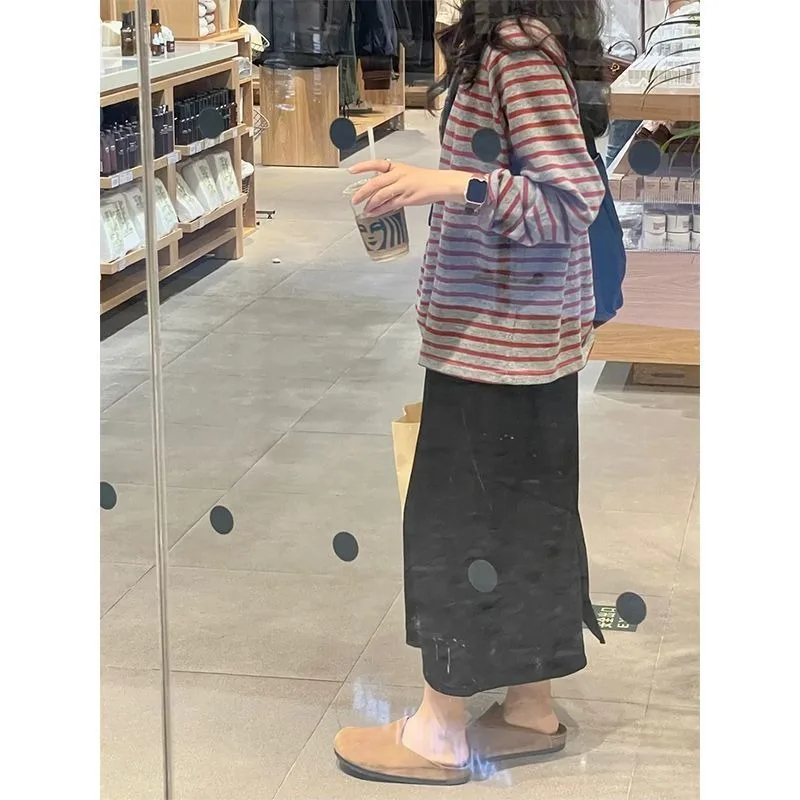 Klassisches und vielseitiges koreanisches rot gestreiftes Langarm-T-Shirt für den frühen Herbst. Faules, lockeres, lässiges, einfaches Innenschicht-Basishemd