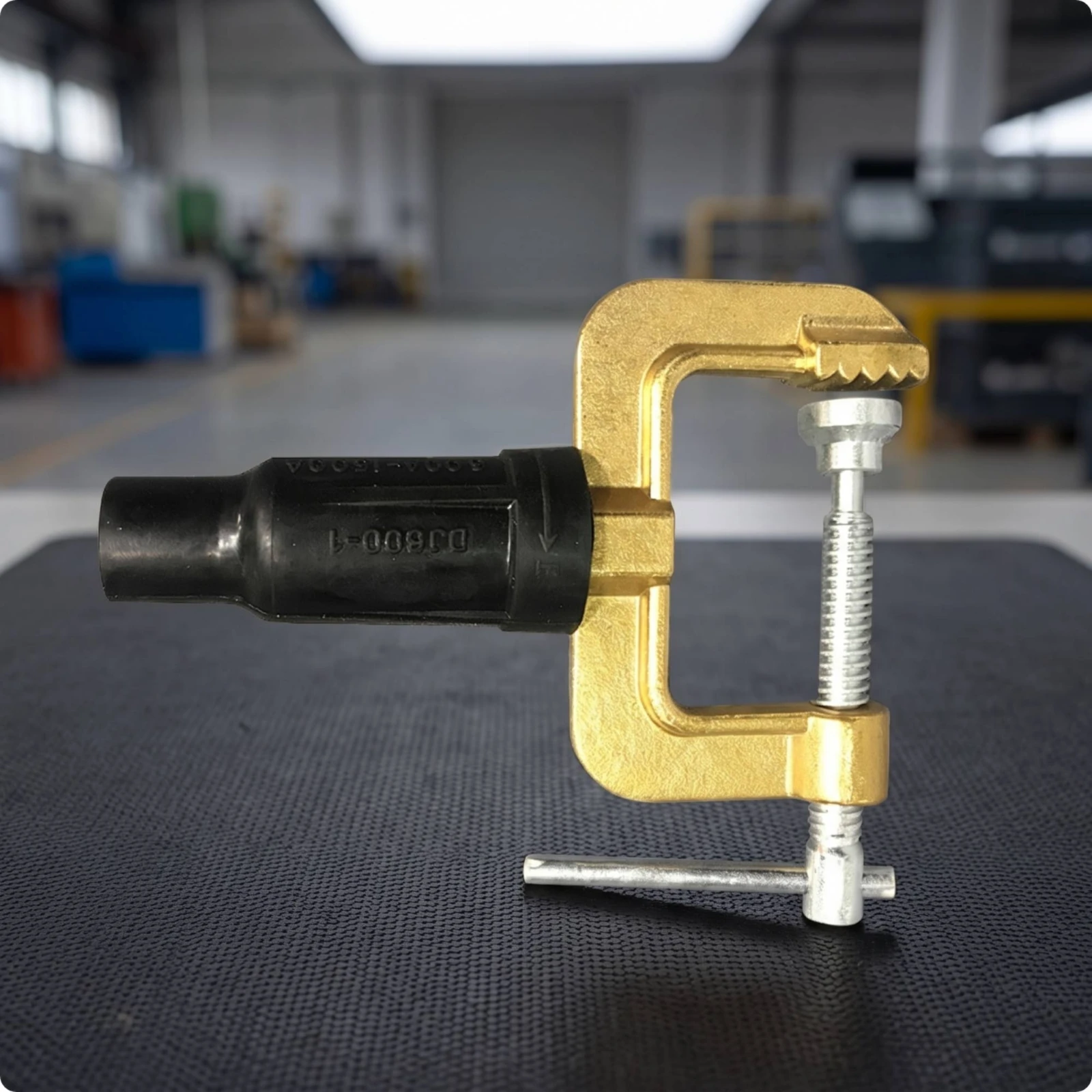 Welding Ground Clamp Solid Brass Body Insulated Handle Serrated Jaw Screw-lock for Industrial Maintenance Tasks
