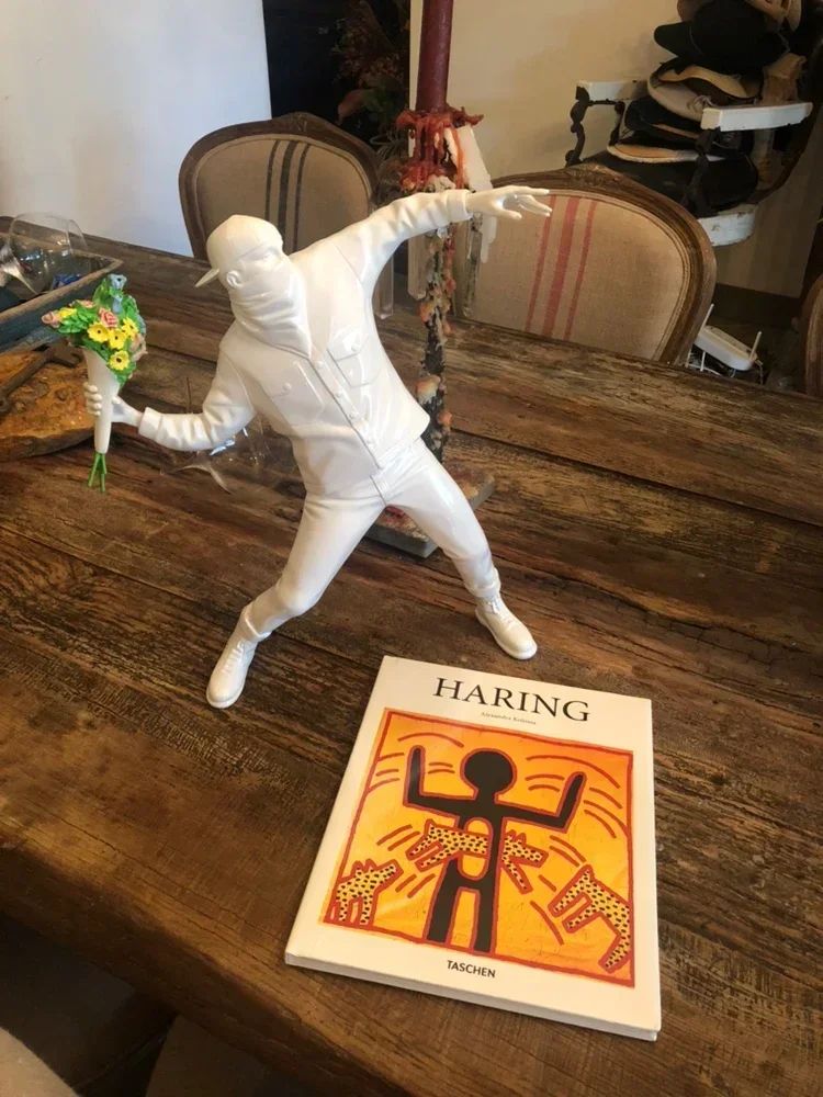 Crafts Flower Bomber Full-Length Portrait Street Art Throwing Flower People Statue Decoration Action Figure Collection model