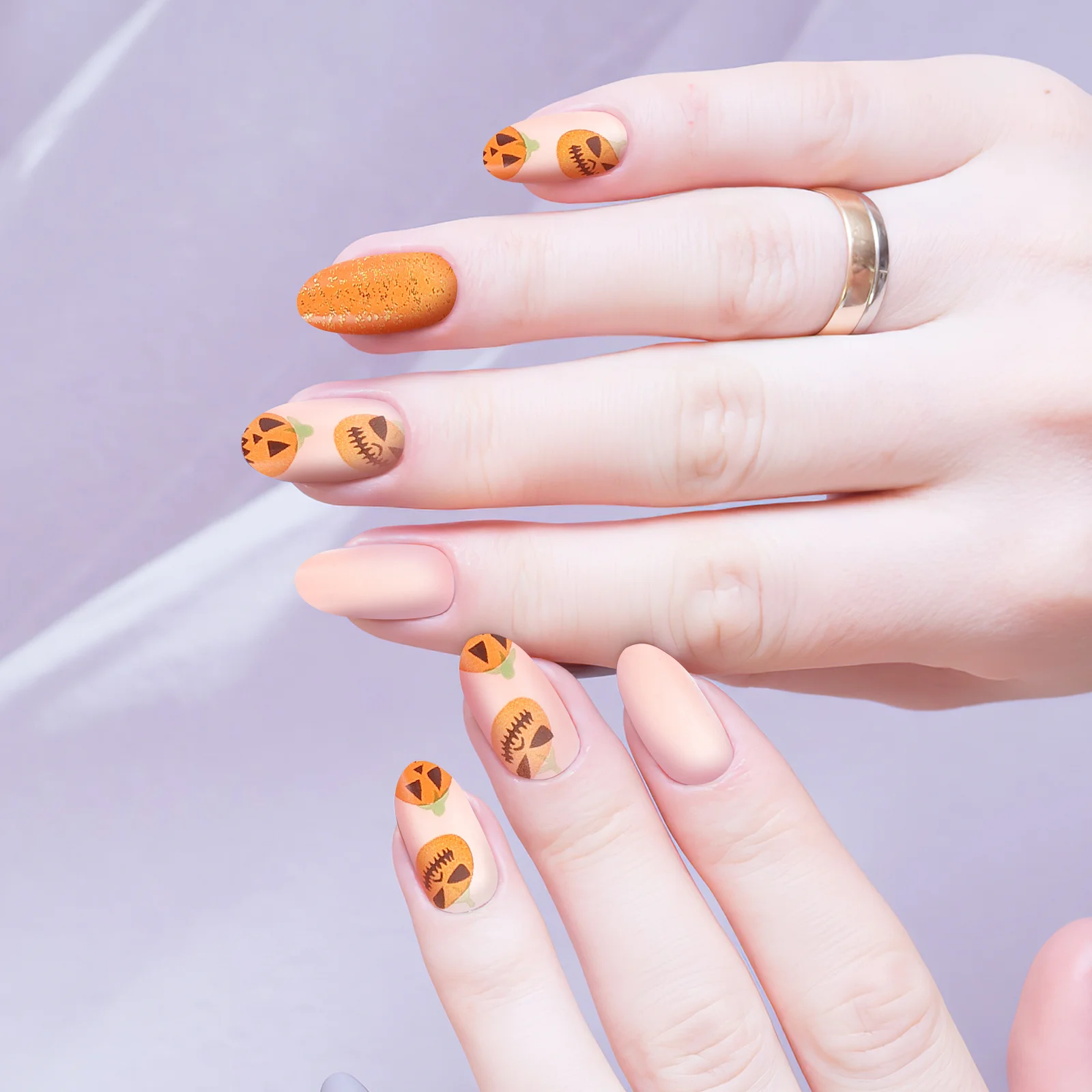 

1 Box Halloween Press on Nails Fake Nails Kit with Pumpkin Design False Nail Tips for Women Spooky Nail Art Decorative Manicure