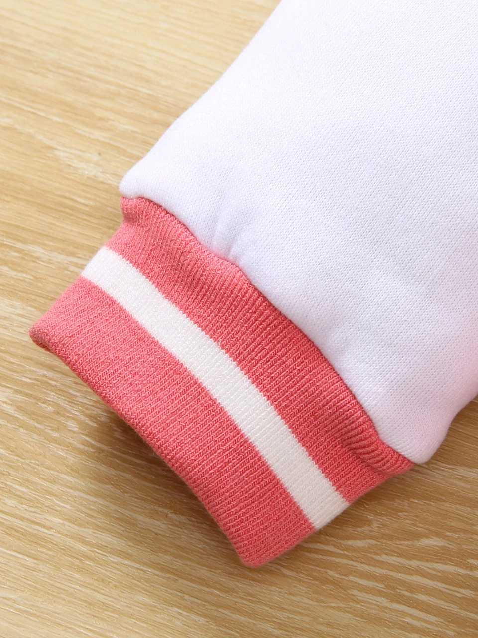 Le giacche da baseball rosa da ragazza casual e alla moda autunnali e invernali con stampe di lettere dei cartoni animati sono adatte per le gite quotidiane