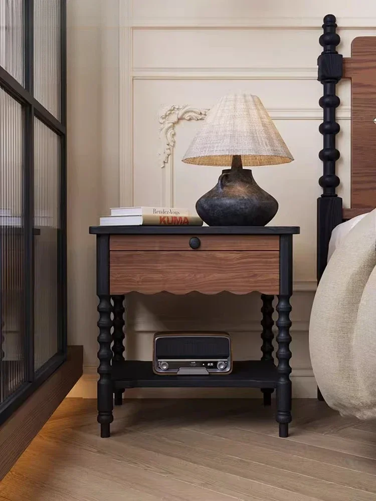 طاولة بجانب السرير من الخشب الصلب في العصور الوسطى، وخزانة مقصورة مخفية لغرفة النوم المنزلية، وإحساس التصميم المتكامل