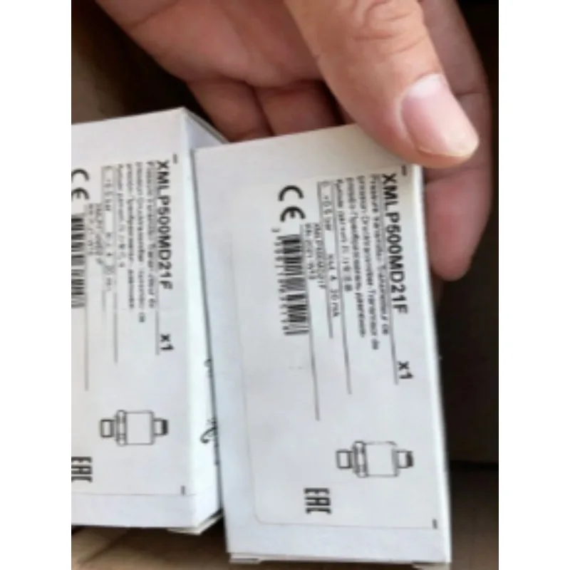 1PCS New Original 0-500mbar Electronic Pressure Transmitter XMLP500MD21F 4-20mA Output G1/4 Thread M12 Connector IP67
