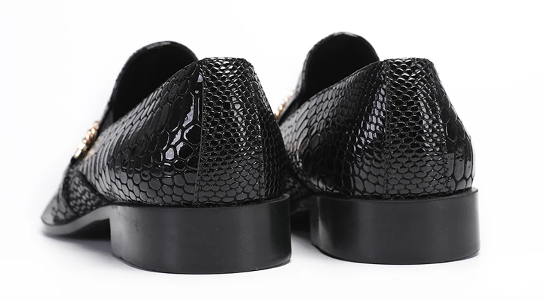 Herrenschuhe aus echtem Rindsleder mit Pythonmuster und Nadelverzierung für formelle Anlässe im Herbst, Modellausstellungen und geschäftliche Gelegenheiten. – Detail 2