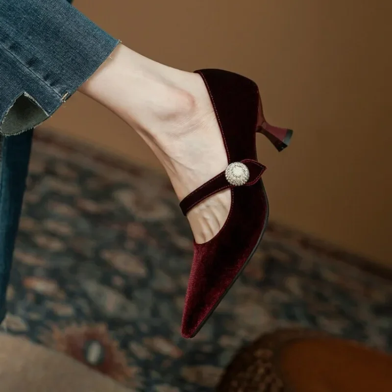 Scarpe Mary Jane a punta rosso vino Scarpe da donna vintage con una fibbia a spillo e punta a punta Scarpe singole Décolleté in velluto