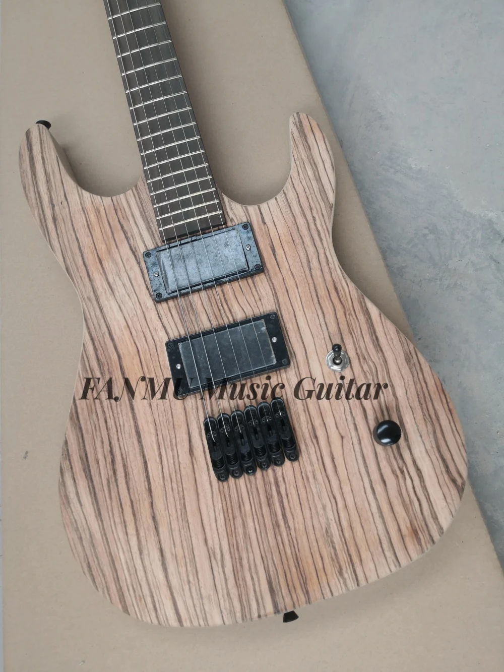 Natural guitar, fixed bridge, zebra-patterned top solid wood body, rosewood fingerboard 24 Frets, black tuner, unpainted guitar,