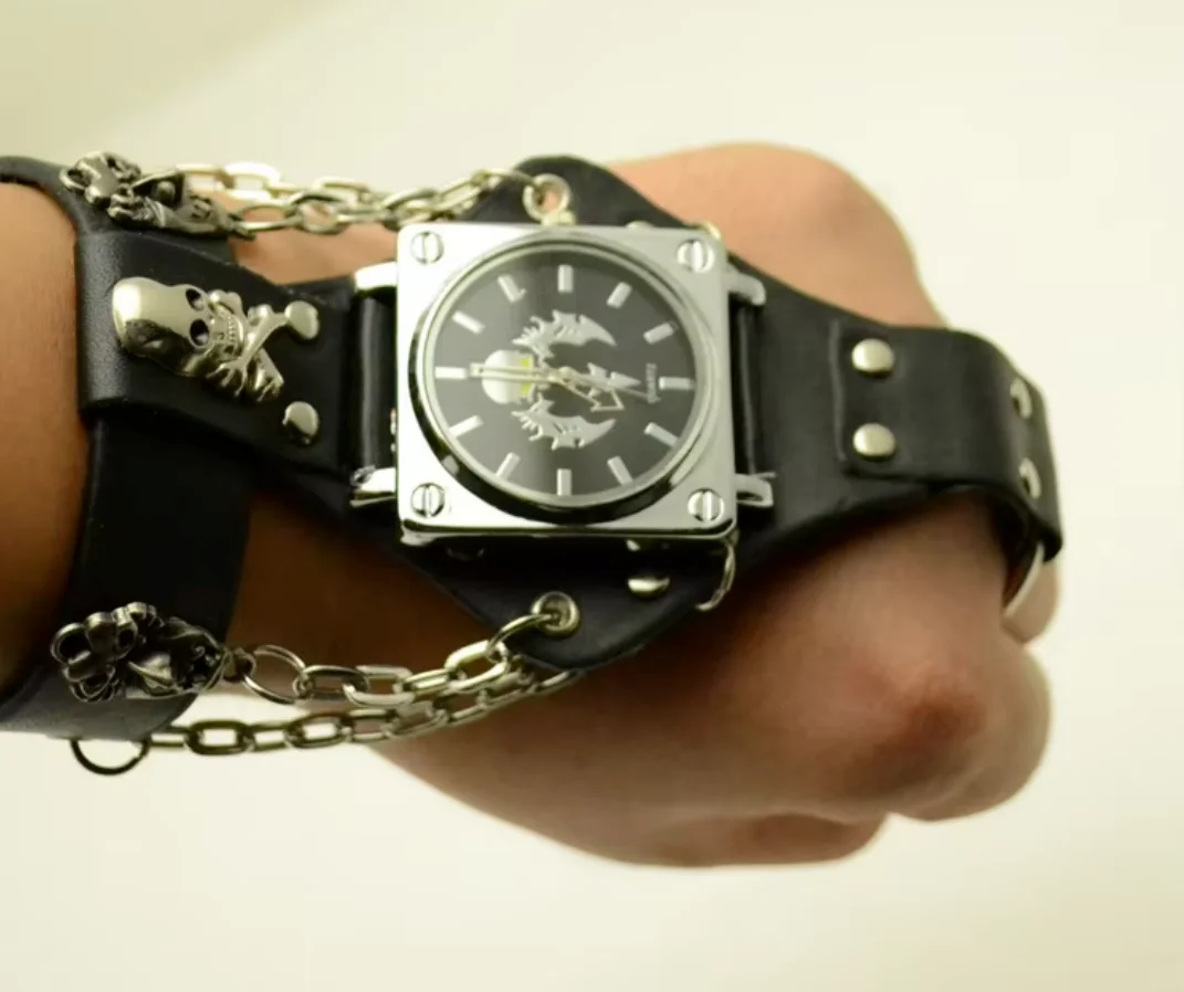 パンクスタイルクォーツ腕時計　最新ヒップホップスコーピオンリングストラップチェーンクォーツ腕時計　リベットストラップ腕時計　恋人へのプレゼント