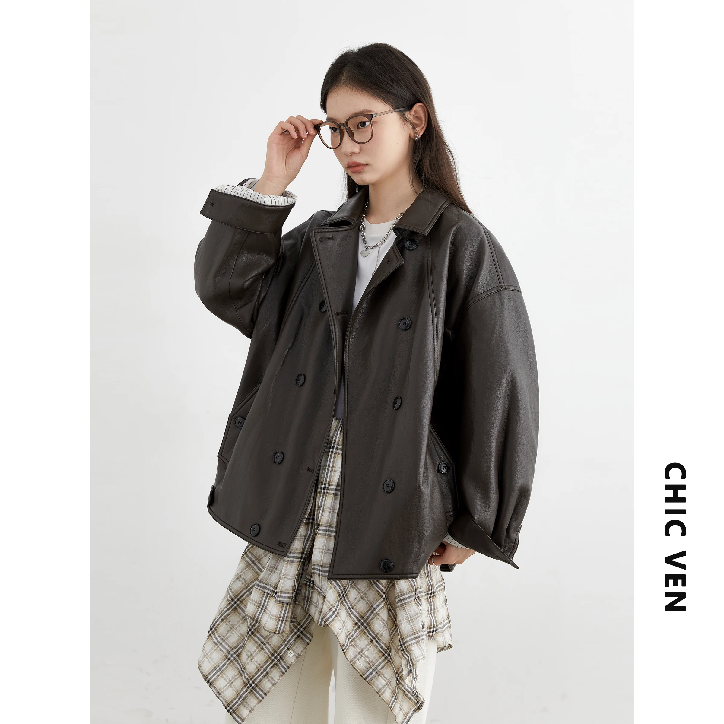 CHIC VEN レディース フェイクレザージャケット 新レトロ バイク風 ルーズ ダブルブレスト PU 女性用ジャケット 秋冬 2025 オーバーサイズ アウター