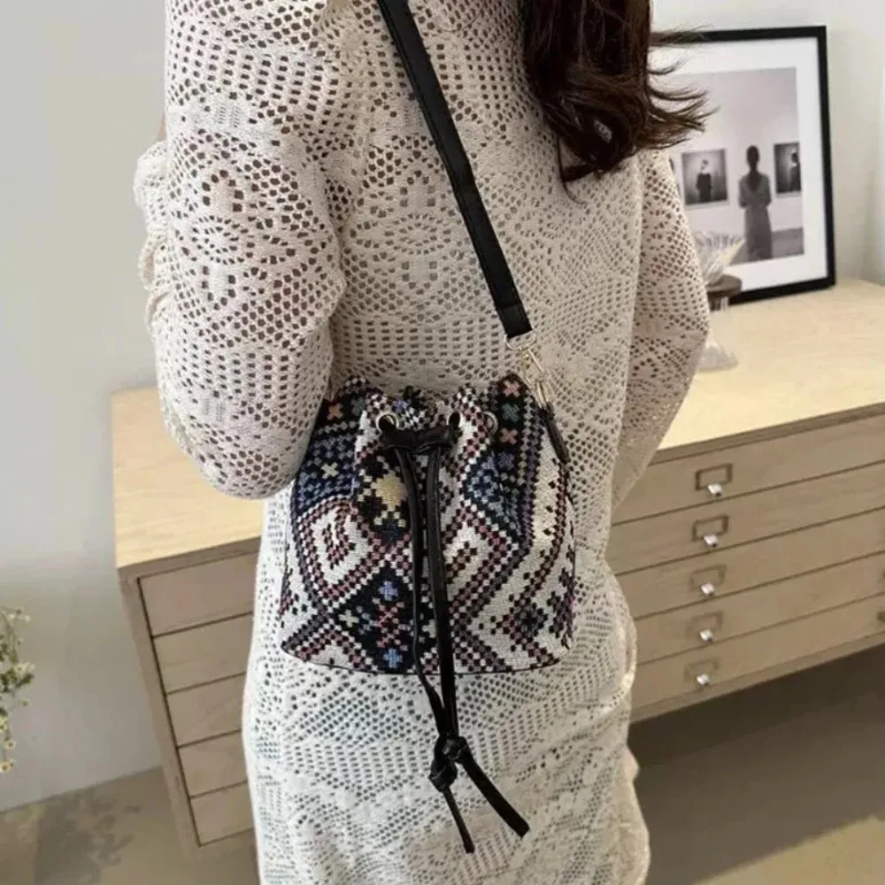 2025 New Personality Leisure Popular Single Shoulder Ethnic Wind Oblique Crossbody Drawstring Bucket Bag Female Retro luxury bag