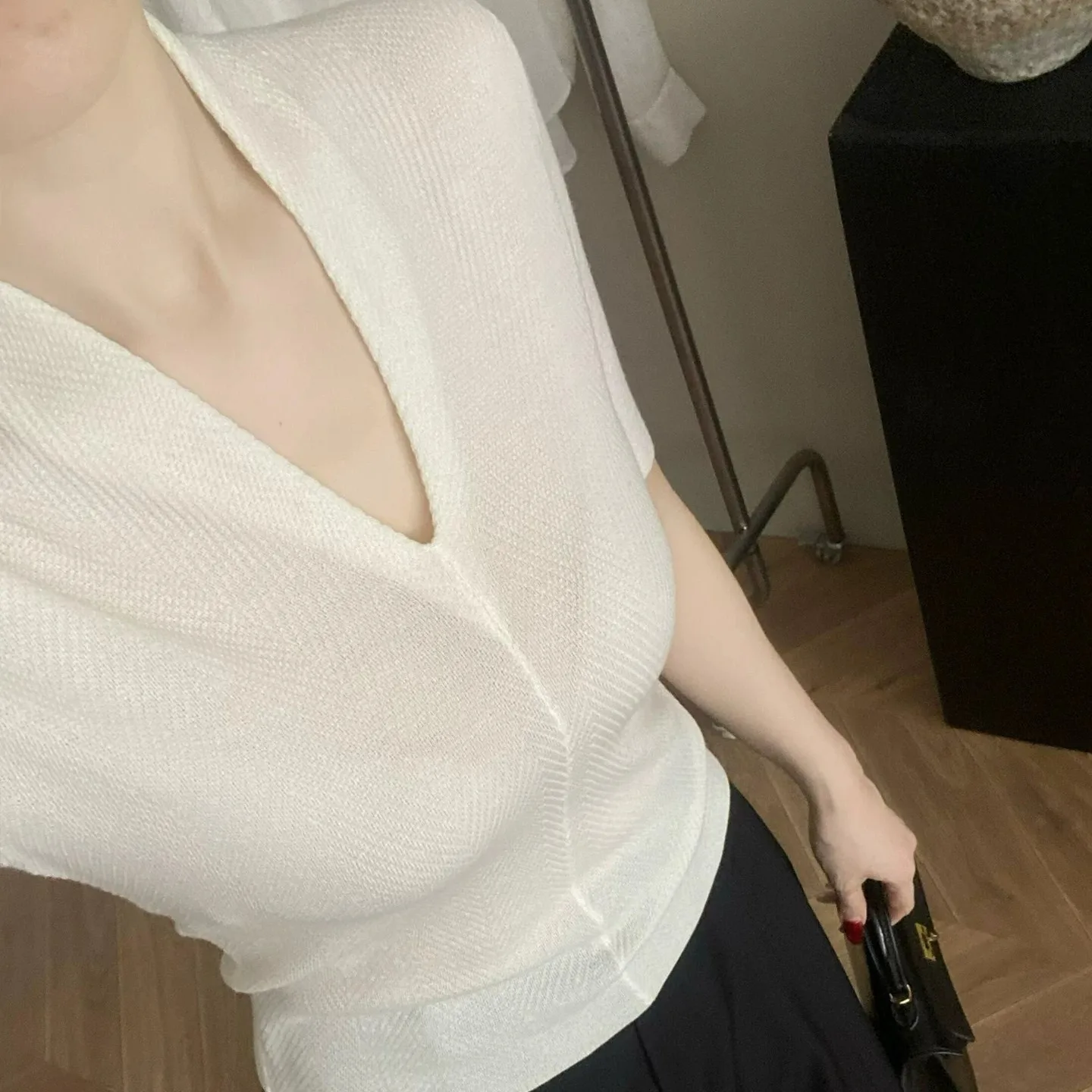 Camiseta Mujer Cuello V Seda Helada Ajustada - usage example