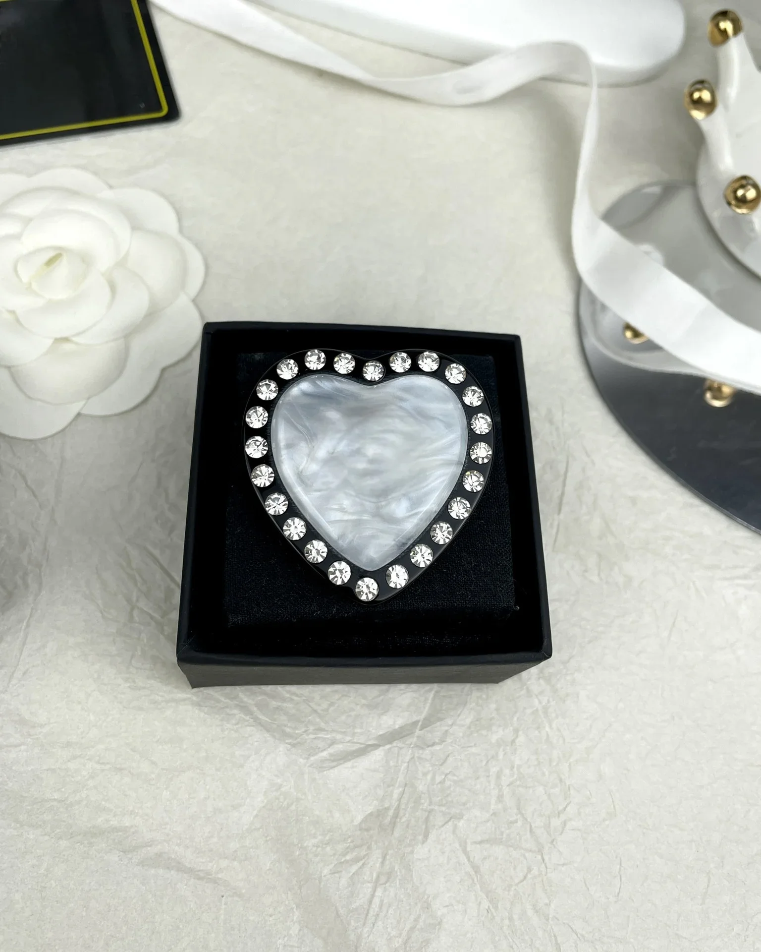 

Exquisite resin love rhinestone brooch